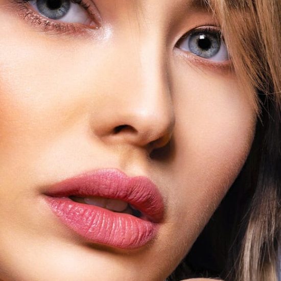 Femme avec du maquillage permanent lèvre, yeux et sourcils | Maquillage permanent Paris