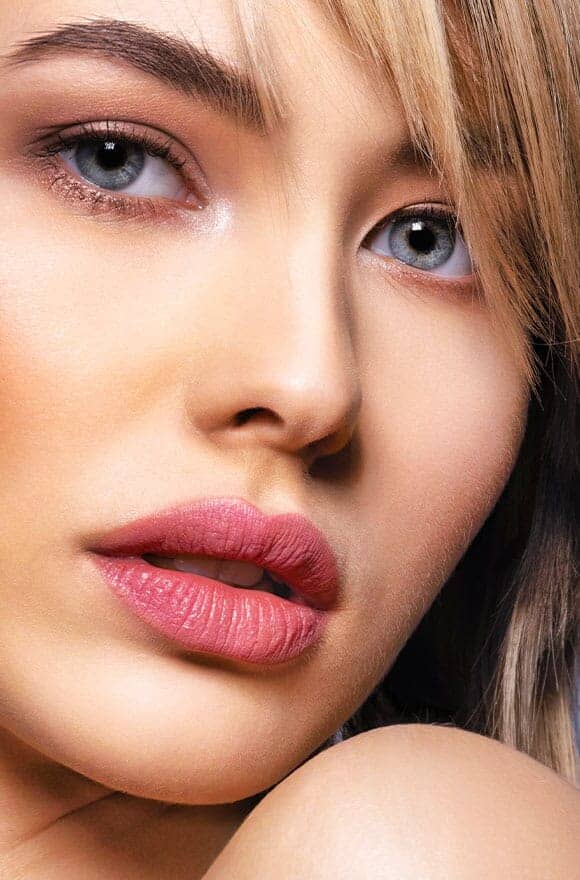 Femme avec du maquillage permanent lèvre, yeux et sourcils | Maquillage permanent Paris
